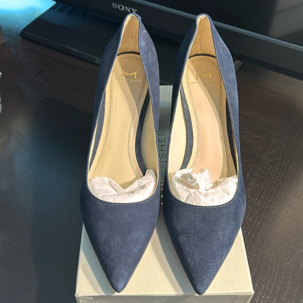 New-worn 1x Navy suede heels 7.5 M